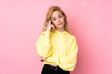 Poster - Young blonde woman wearing a sweatshirt isolated on pink background thinking an idea