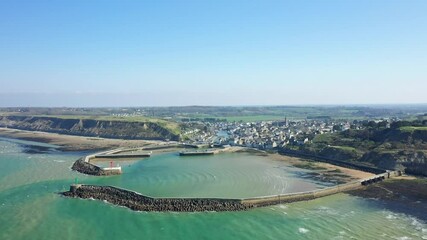 Canvas Print - La ville de Port en Bessin entouré par les falaises de craies normandes en France, en Normandie, dans le Calvados, au bord de la Manche, au printemps.