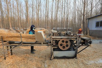 The workers are working. The reed curtain is in the workshop