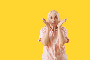 Poster - Surprised mature woman on color background