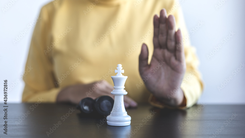 Foto Hedging business risks liken playing chess, Proactive business ...