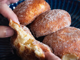 Fototapeta Desenie - マラサダという名前のドーナッツのクローズアップ。揚げパンにたっぷりの砂糖をまぶした甘いお菓子。