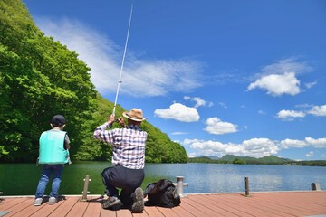 釣り,魚釣り,レジャー,リクリエーション,スポーツ,青空,風景,空,初夏,雲,静寂,静かな,遊ぶ,息抜き,気晴らし,のんびり,ルアー,ロッド,ブラックバス,スモールバス,楽しい,家族,ファミリー,親子,父親,お父さん,子供,男の子,アウトドア,男性,湖,湖岸,湖畔,桟橋,水辺,自然,緑,新緑,コピースペース,背景,素材,週末,連休,休暇,休日,高原,裏磐梯高原,福島県,桧原湖											