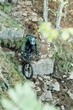 Ein Mann auf einem Mountainbike fährt einen steinigen Trail im Schwarzwald