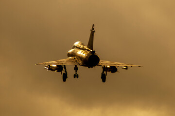 Poster - Avión de combate Mirage 2000 aterrizando al anochecer