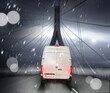 Truck express 24 Stunden Van Lieferwagen mit Paketbote im Winter bei schlechtem Wetter bei Nacht beim Ausliefern zu Weihnachten. 