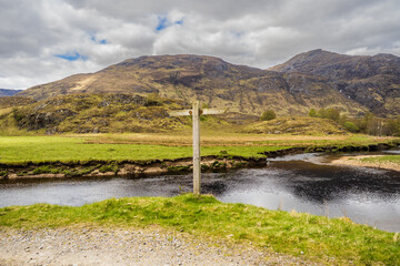 Wall Mural - The Affric Kintail Way is a fully signposted, superb cross-country route for walkers and mountain bikers stretching almost 44 miles from Drumnadrochit on Loch Ness to Morvich in Kintail by Loch Duich.