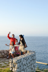 Wall Mural - familia de vacaciones en el mar cantabria suances