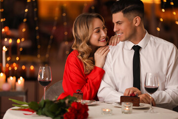 Canvas Print - Lovely couple having romantic dinner on Valentine's day in restaurant