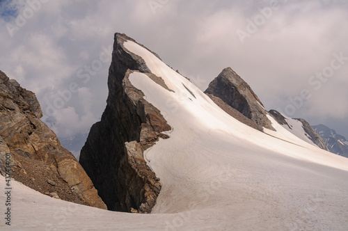 Fototapeta Pireneje  szczyt-piton-carre-widziany-z-przeleczy-col-du-couloir-de-gaube-park-narodowy-pirenejow-midi-pyrenees-francja