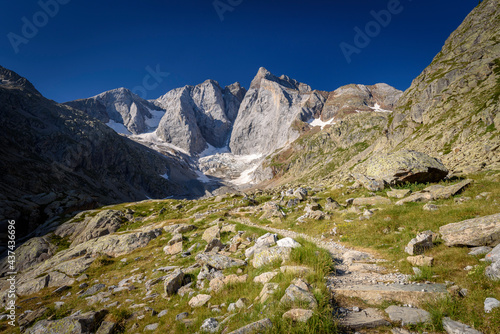 Fototapeta Pireneje  vignemale-latem-widziane-z-doliny-gaube-park-narodowy-pirenejow-pireneje-cauterets-francja