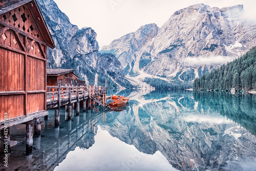 Fototapeta Dolomity  lago-di-braies-pragser-wildsee-w-poludniowym-tyrolu-wlochy