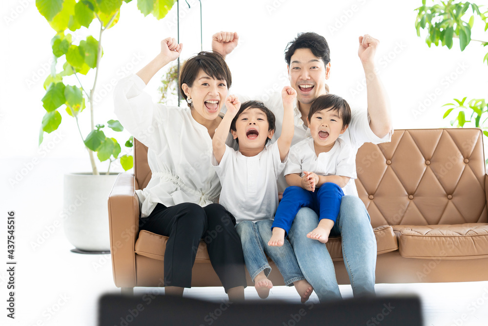 手をあげて喜ぶ親子 テレビ観戦イメージ Wall Mural Maru54 手をあげて喜ぶ親子 テレビ観戦イメージ Wall Mural Maru54