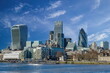 Lodoner Skyline mit Bankenviertel am Themse Ufer bei schönem Sonnenschein