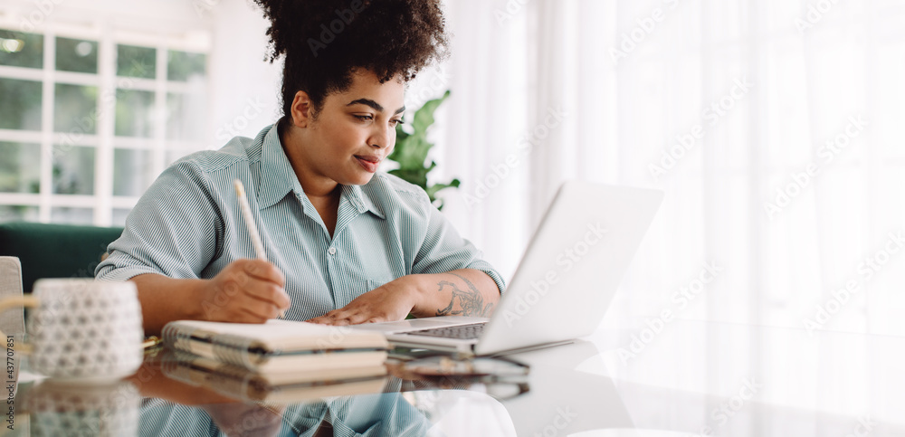 Businesswoman looking busy working from home - obrazy, fototapety, plakaty 