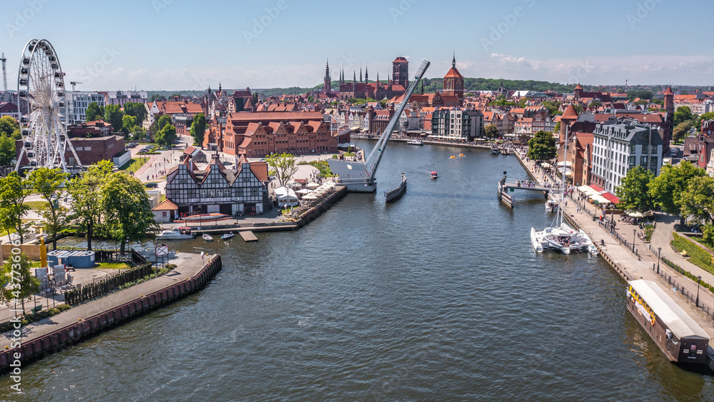 Gdańsk, widok na stare miasto, Motławę i kładkę - obrazy, fototapety, plakaty 