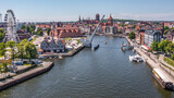 Fototapeta Niebo - Gdańsk, widok na stare miasto, Motławę i kładkę