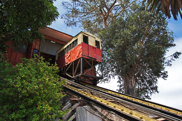 Canvas Print - The vintage funicular in Valparaiso, Pacific coast, Chile