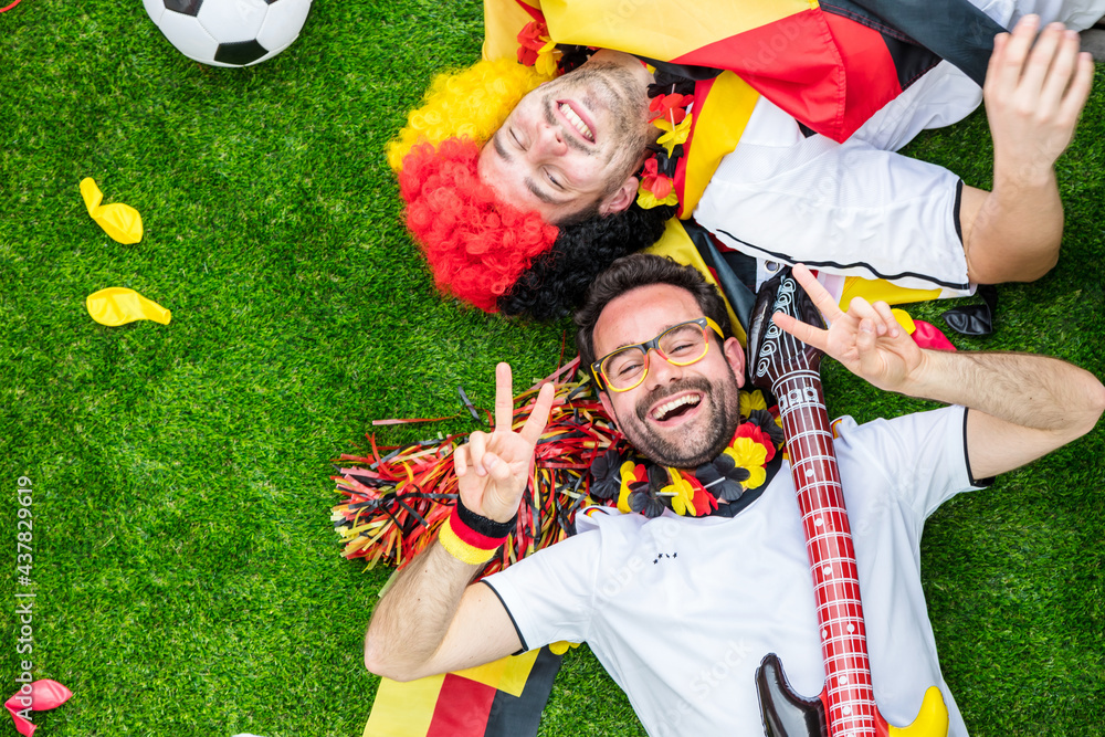Gruppe glücklicher Fußballfans aus Deutschland feiern gemeinsam einen Meisterschaft Sieg - obrazy, fototapety, plakaty 