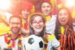 © karepa - Gruppe glücklicher Fußballfans aus Deutschland feiern gemeinsam einen Meisterschaft Sieg.