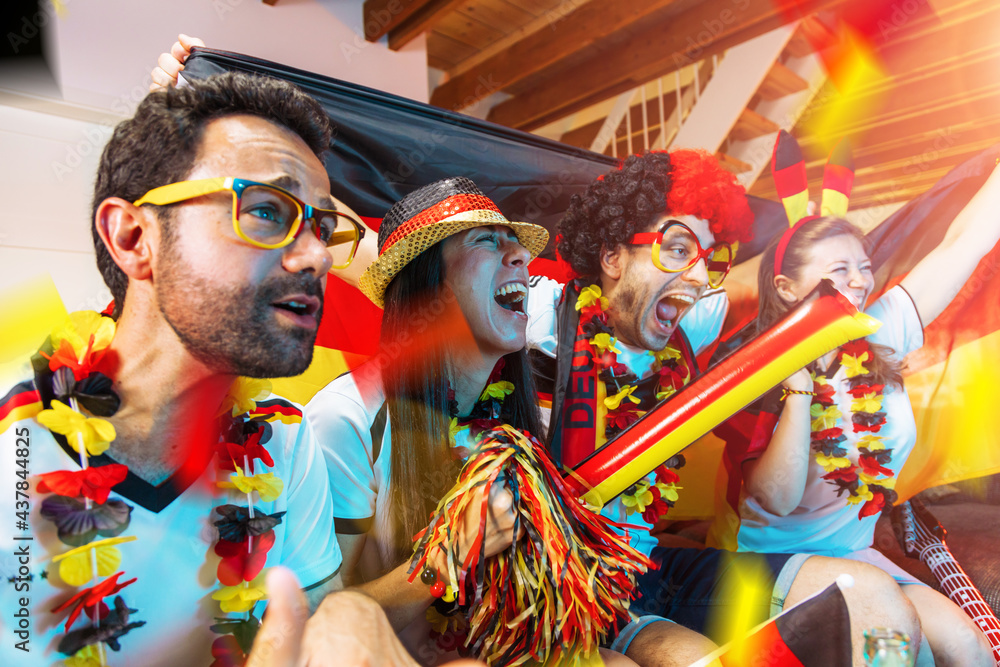 Gruppe glücklicher Fußballfans aus Deutschland feiern gemeinsam einen Meisterschaft Sieg. - obrazy, fototapety, plakaty 