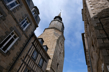 la tour de l'horloge à dinan en bretagne