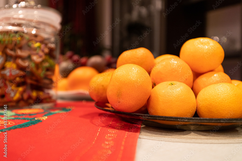 Pomarańcze na stole wigilijnym.  - obrazy, fototapety, plakaty 