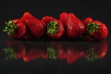 Truskawki makro na czarnym tle w znakomitej rozdzielczości