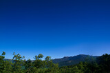 Fototapeta Na sufit - krajobraz góry niebo niebieskie wiosna rośliny drzewa zieleń