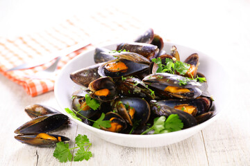 Wall Mural - mussel with wine sauce and herbs