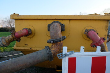 FU 2021-02-27 Technik 6 An einem gelben Container sind Rohre befestigt