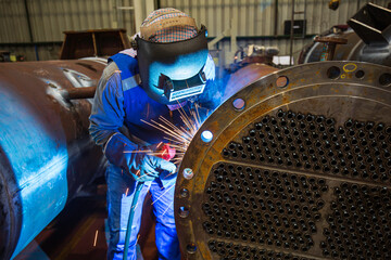 Welding male worker metal is part in machinery heat exchange flange pipeline construction