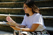 © Luciano Luppa - jovem mulher planejando roteiro de viagem - young woman planning travel itinerary
