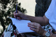 © Luciano Luppa - Mulher fazendo anotações - Close up of notepad and business woman writing