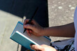 © Luciano Luppa - Mulher fazendo anotações - Close up of notepad and business woman writing
