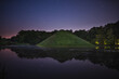 Cottbus Branitzer Park Wasserpyramide bei Nacht im Sommer