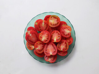 The slice of tomatoes in a green plate