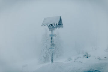  Górski znak pokryty lodem i śniegiem
