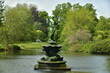 L'étang avec sa statue en bronze muni de jets d'eau à l'arboretum de Wespelaar en Brabant Flamand 