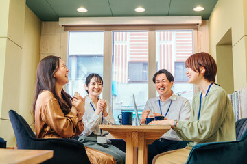 Poster - カフェ・オフィスで会議する会社員（爆笑・楽しい）
