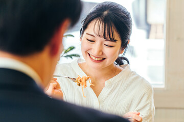 Wall Mural - レストラン・カフェ・飲食店で食事する男女
