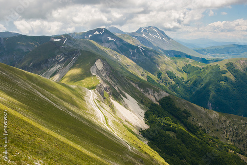 Dekoracja na wymiar  panoramiczny-widok-z-monte-bove-gory-w-pasmie-monti-sibillini-w-apeninach-marche-srodkowe-wlochy