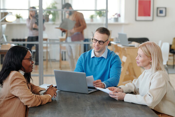 Canvas Print - Asking questions to young job applicant