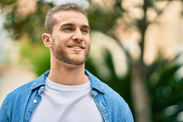 Sticker - Young caucasian man smiling happy standing at the park.