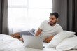 © JP STUDIO - Hombre en videollamada acostado cómodamente en su cama