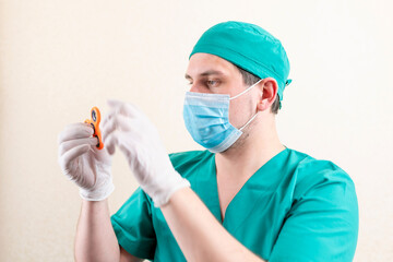 A doctor in a mask and gloves, with a spinner in his hands.