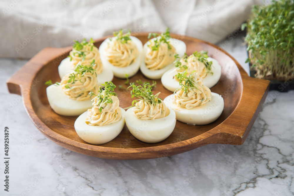 Photo Stock Kalte gefüllte russische Eier mit Frischkäse, Kresse und ...