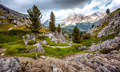 Papier Peint - Wonderful nature landscape. Amazind summer scenery in Dolomite mountains. Hiking trail near Falzarego pass. View on Alpine highlands with rmajestic mountains. Popular locations for travel and hiking.