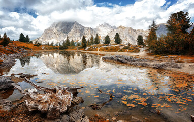 Fotobehang - Incredible nature lanscape. Scenic view of Mountains range and lake Limides on a summer day at autumn in Cortina d'Ampezzo, in Dolomites Alps. Stunnng summer scenery. Popular travel destination.
