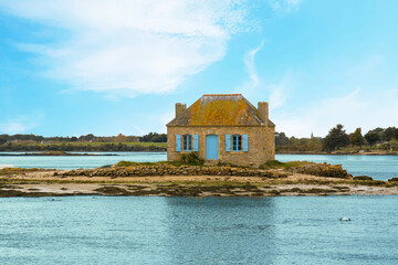 Wall Mural - Belz. Ile de Saint-Cado. Maison isolée sur l'îlot de Nichtarguér Morbihan. Bretagne	